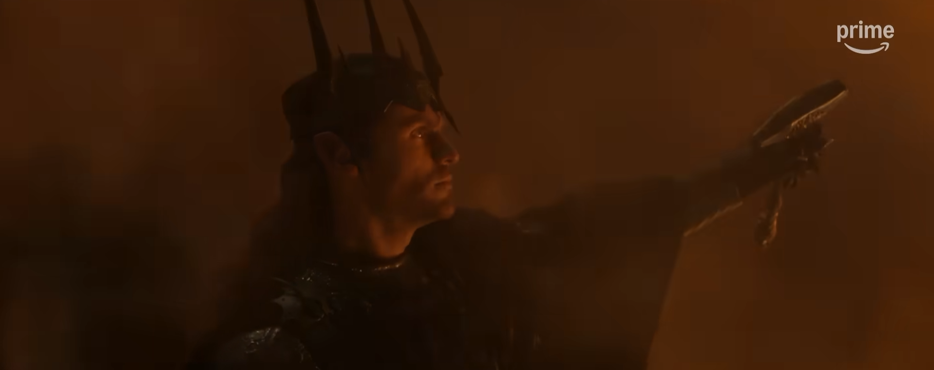 Sauron di profilo con la corona di ferro solleva l'Unico Anello avvolto dalle fiamme di Barad-dûr nel trailer de Gli Anelli del Potere 3.