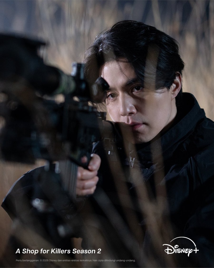 Jeong Jin-man interpretato da Lee Dong-wook mentre prende la mira con un fucile di precisione nella stagione 2 di A Shop for Killers su Disney+